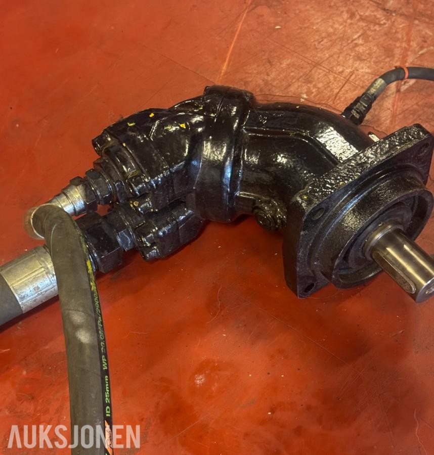 2023 Parker F12-182 hydraulikkmotor med tre monterte hydraulikkslanger og hurtigkoblinger